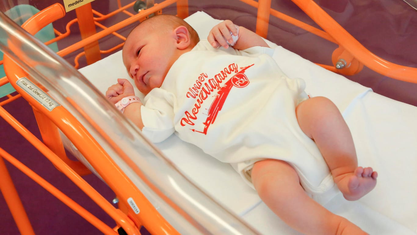 Ein Baby trägt einen Strampler mit der Aufschrift "Unser Neuzugang": Der 1. FC Nürnberg hofft auf die Fans von übermorgen.