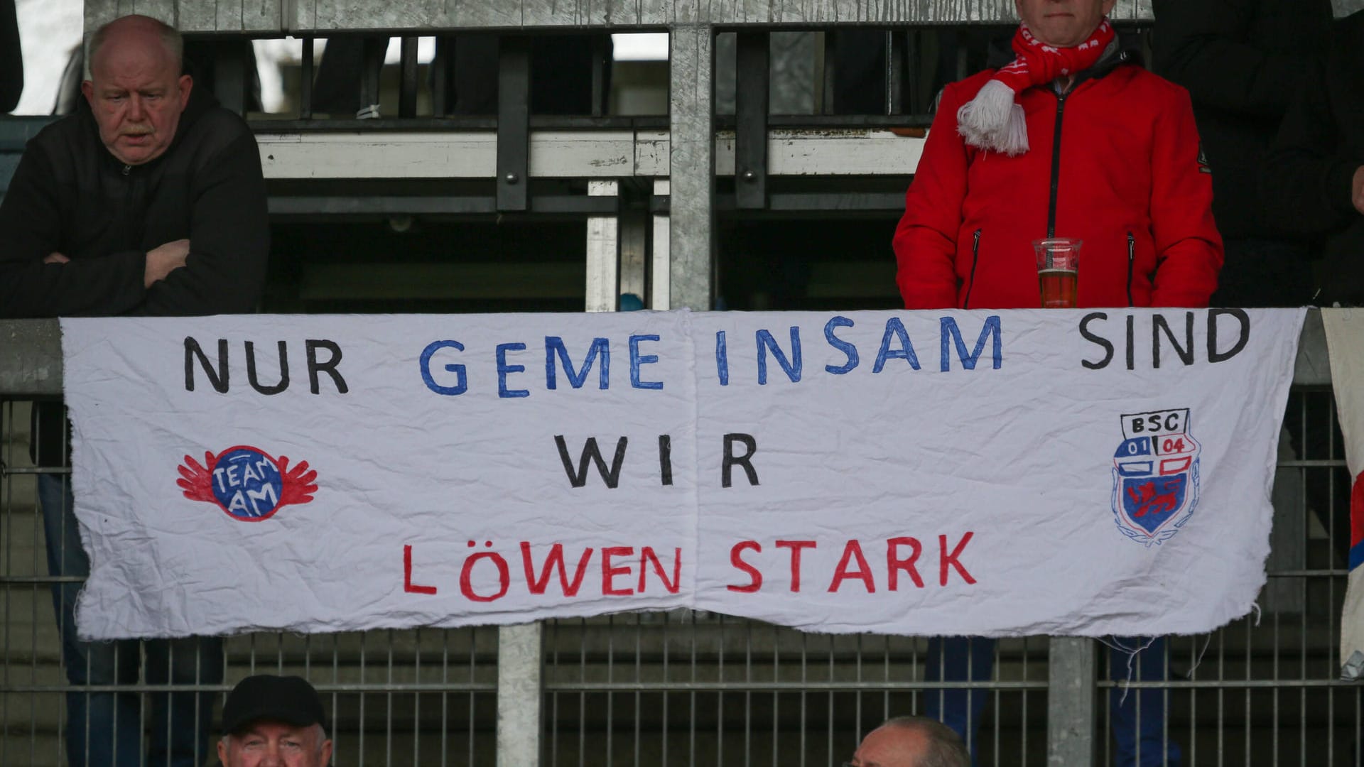 "Nur gemeinsam sind wir löwenstark" auf einem Banner: Der Bonner SC hat seinen ersten Corona-Fall verkündet.