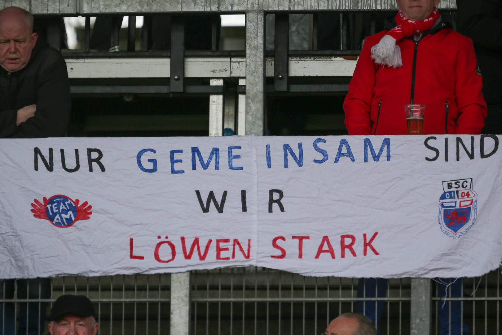 "Nur gemeinsam sind wir löwenstark" auf einem Banner: Der Bonner SC hat seinen ersten Corona-Fall verkündet.