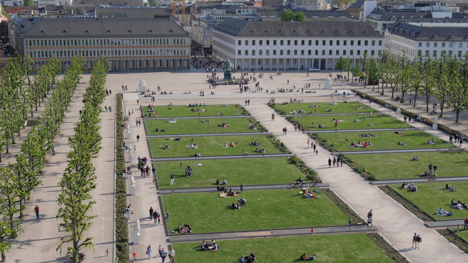 Karlsruhe: Auf den Grünflächen der Stadt genießen die Karlsruher den Sommer.