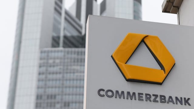 Das Logo der Commerzbank ist an einer Hausfassade zu sehen Das Logo der Commerzbank ist an einer Hausfassade zu sehen