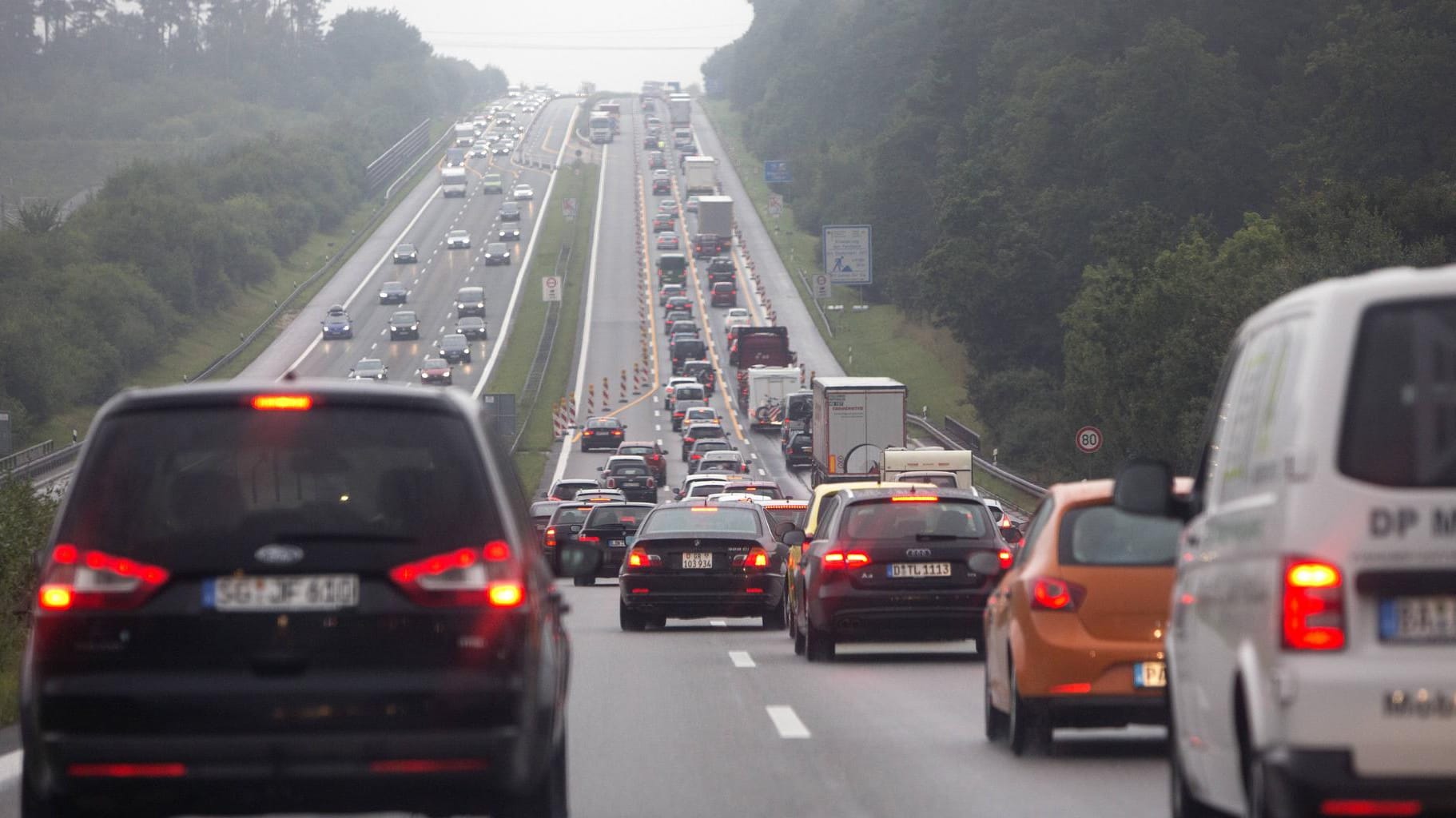 Zähfließender Verkehr auf der A9: Am Freitag kam es zu einem tödlichen Unfall – in Richtung München musste die Autobahn gesperrt werden. (Symbolfoto) Zähfließender Verkehr auf der A9: Am Freitag kam es zu einem tödlichen Unfall – in Richtung München musste die Autobahn gesperrt werden. (Symbolfoto)