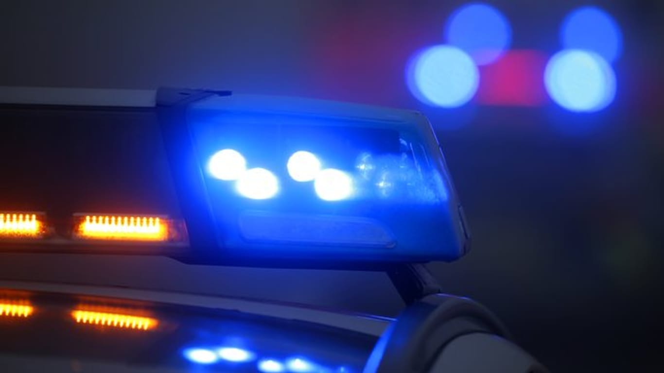 Ein Blaulicht leuchtet auf einem Polizeifahrzeug