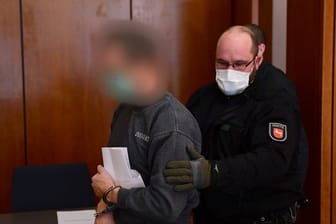 "Dampfwalzenartigen Energie": Der Angeklagte wird in den Gerichtssaal im Göttinger Landgericht geführt.