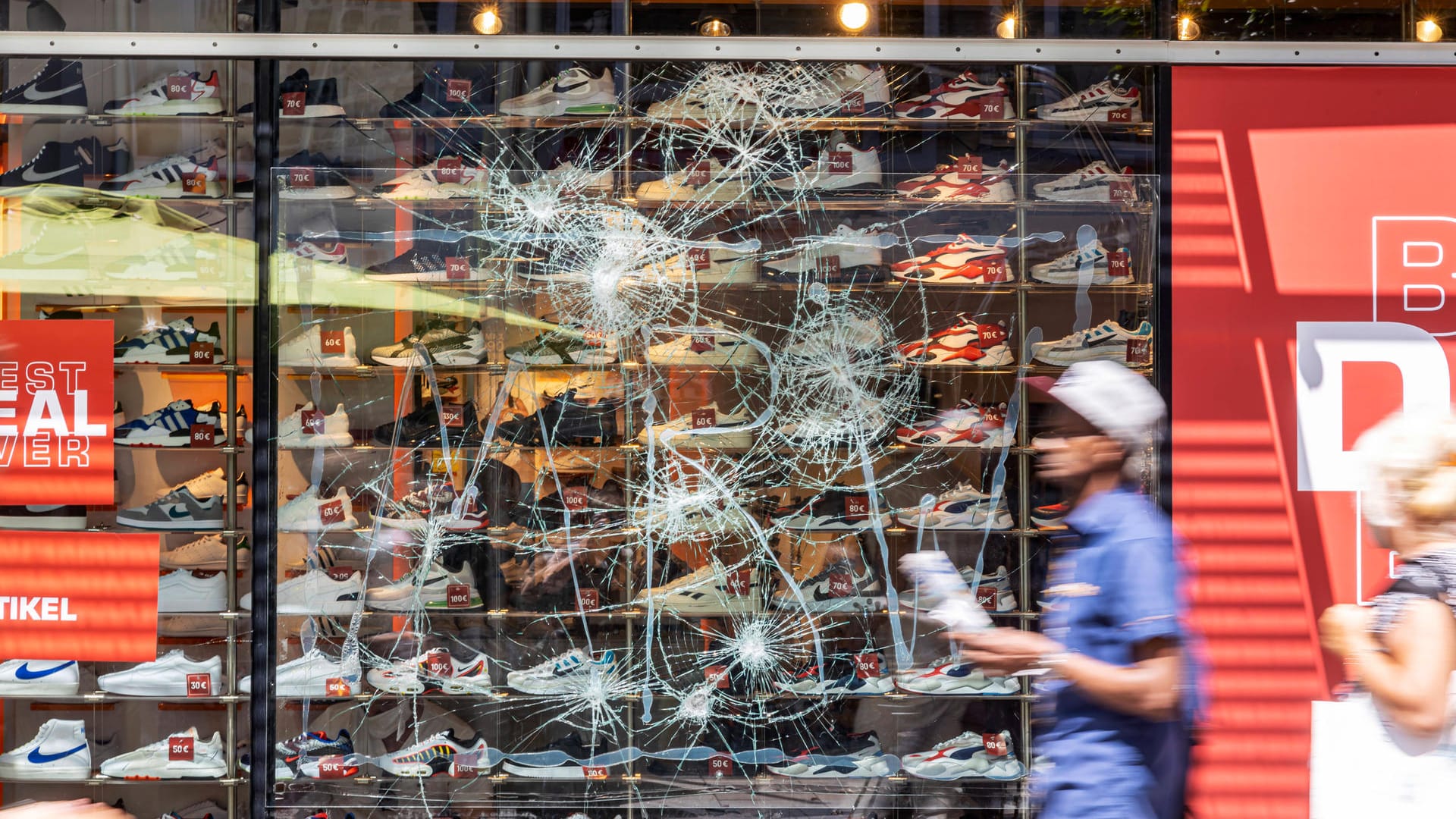 Ein beschädigtes Schaufenster: Mitte Juni hatten Hunderte Menschen in der Stuttgarter Innenstadt randaliert. Ein beschädigtes Schaufenster: Mitte Juni hatten Hunderte Menschen in der Stuttgarter Innenstadt randaliert.