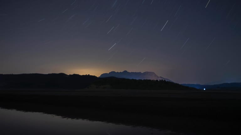 Perseiden: Sie bilden einen Schwarm von Meteoren am Himmel, die für das menschliche Auge als Sternschnuppen wahrnehmbar sind.