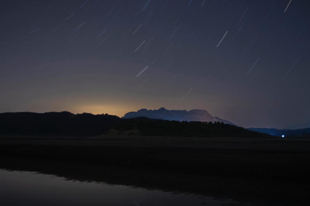 Perseiden: Sie bilden einen Schwarm von Meteoren am Himmel, die für das menschliche Auge als Sternschnuppen wahrnehmbar sind.