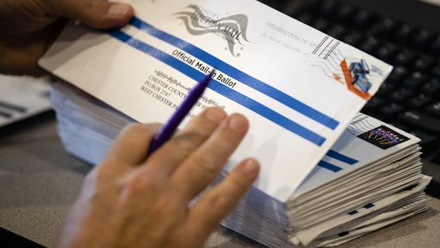 Briefwahlunterlagen in den USA. Briefwahlunterlagen in den USA.