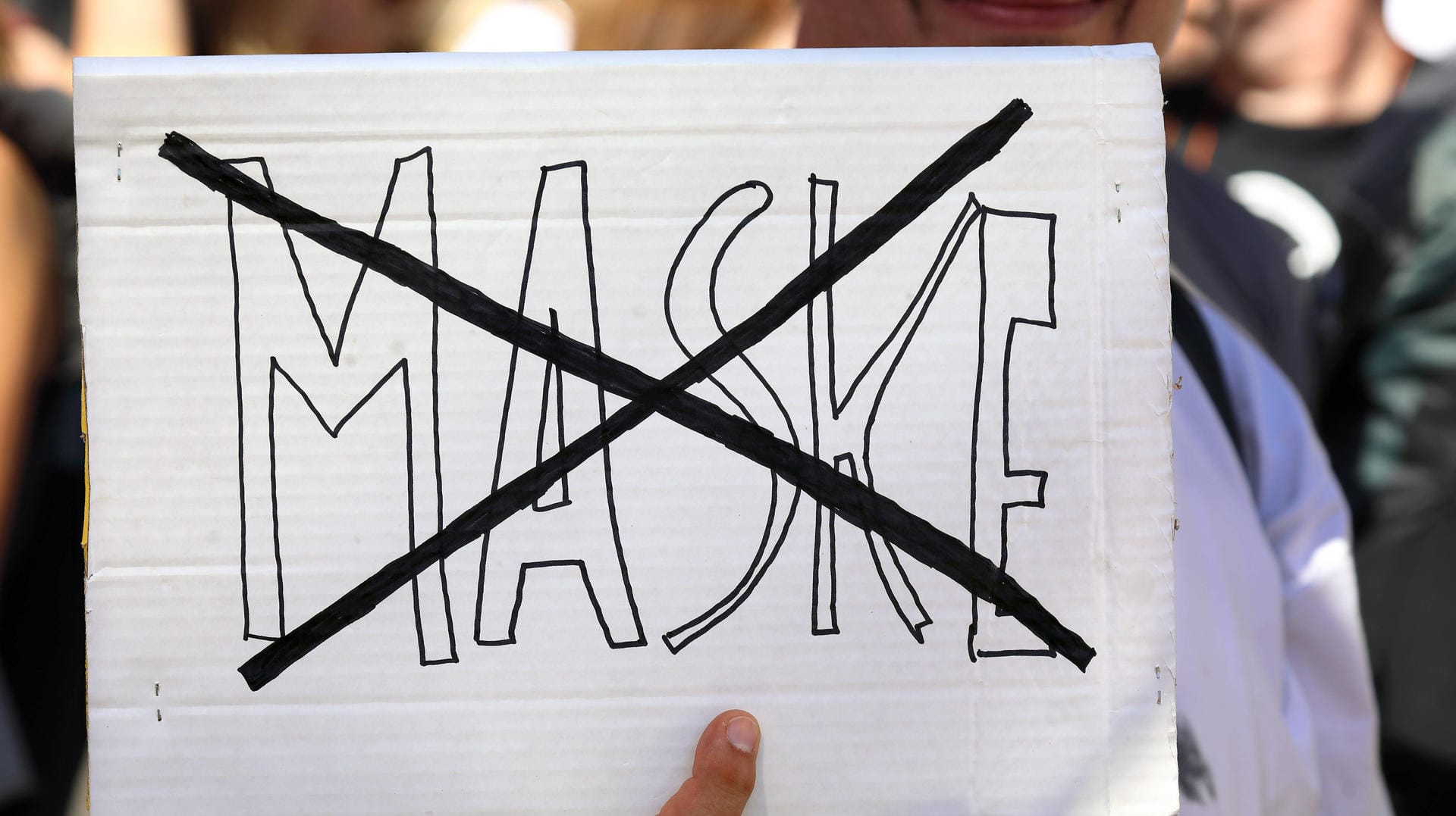 Ein Schild mit dem Wort "Maske", welches durchgestrichen ist (Symbolfoto): In Hamburg hat ein Maskenverweigerer eine Frau geschlagen. Ein Schild mit dem Wort "Maske", welches durchgestrichen ist (Symbolfoto): In Hamburg hat ein Maskenverweigerer eine Frau geschlagen.