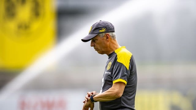 BVB-Trainer Lucien Favre hat einen "unprofessionellen" und "übertriebenen" Umgang der deutschen Medien mit ihm beklagt. BVB-Trainer Lucien Favre hat einen "unprofessionellen" und "übertriebenen" Umgang der deutschen Medien mit ihm beklagt.