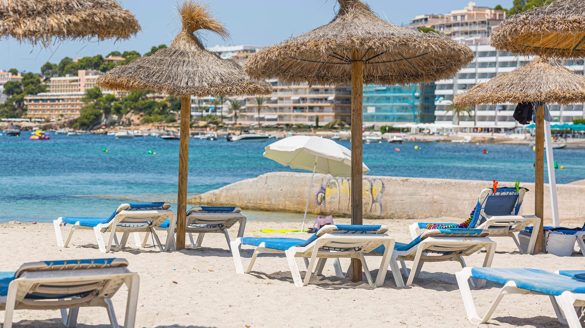 Leere Liegen am Strand von Santa Ponsa auf Mallorca: Das Auswärtige Amt hat für Spanien eine Reisewarnung verhängt – Touristen können Reisen nun kostenfrei stornieren. (Symbolfoto)