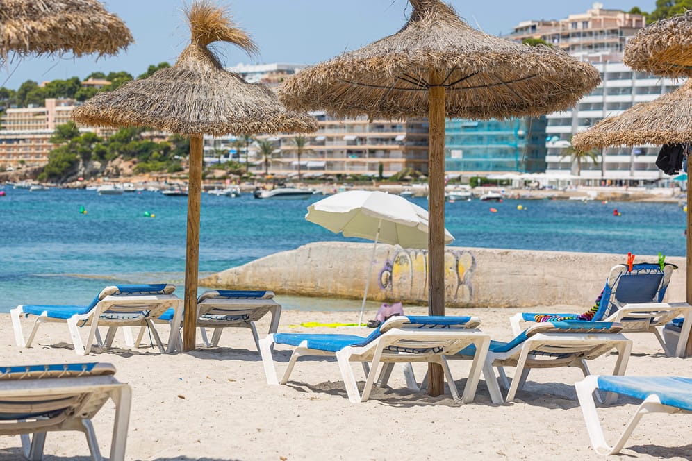 Leere Liegen am Strand von Santa Ponsa auf Mallorca: Das Auswärtige Amt hat für Spanien eine Reisewarnung verhängt – Touristen können Reisen nun kostenfrei stornieren. (Symbolfoto)