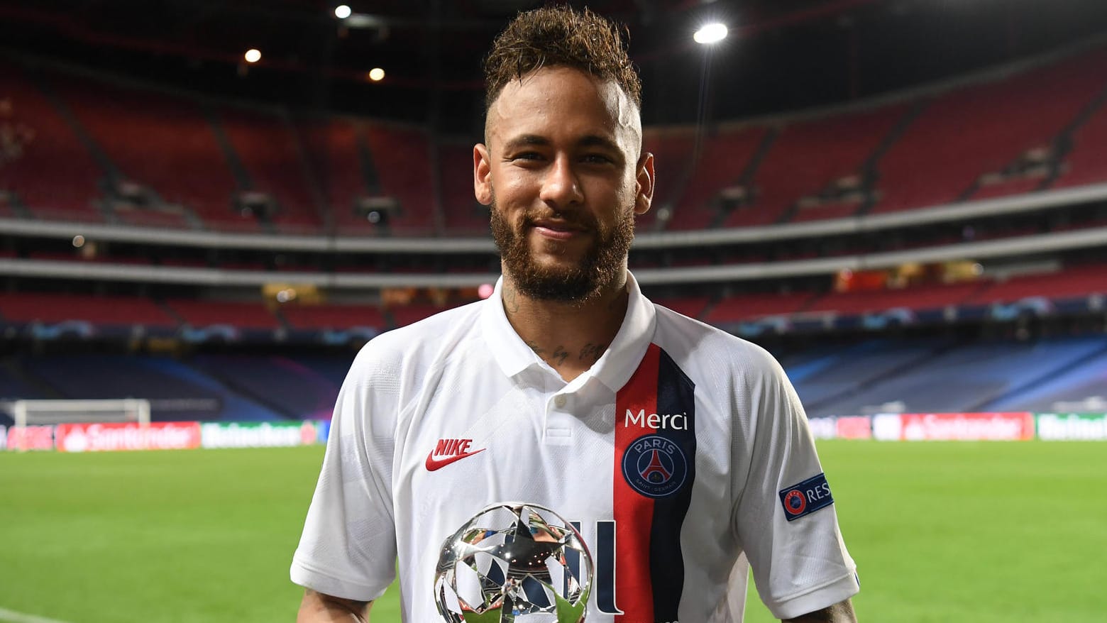 Auch auf dem PSG-Trikot ist ein "Merci" auf der linken Brust zu lesen.