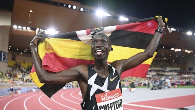 Joshua Cheptegei stellte einen Weltrekord über 5000 Meter auf. Joshua Cheptegei stellte einen Weltrekord über 5000 Meter auf.