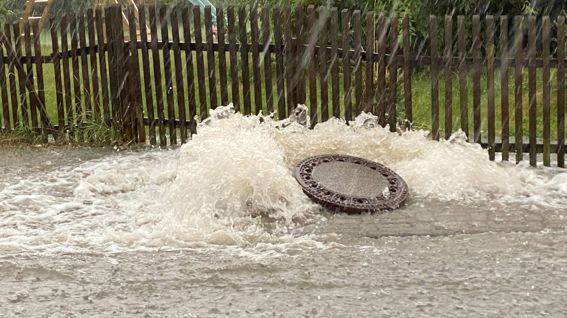 Wieder Unwetter: In Nordrhein-Westfalen und Thüringen sorgen Unwetter und Regen für etliche Feuerwehreinsätze.