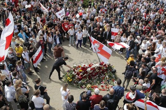 Menschen sammeln sich am Ort, an dem ein Demonstrant getötet wurde, und legen Blumen nieder.