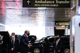 Besuch im Krankenhaus: Der US-Präsident war eine dreiviertel Stunde bei seinem Bruder.