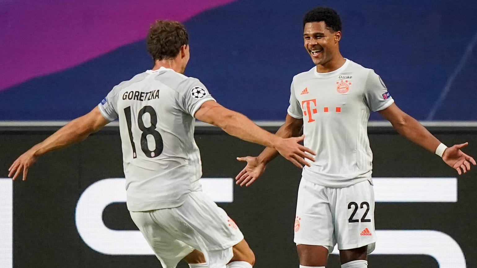 Serge Gnabry und Leon Goretzka (v.r.): Die beiden Bayern-Profis jubeln über den 8:2-Kantersieg gegen den FC Barcelona.