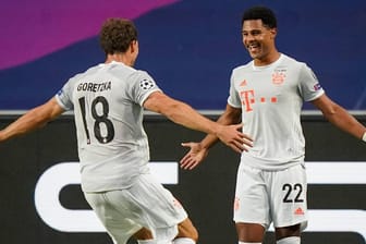 Serge Gnabry und Leon Goretzka (v.r.): Die beiden Bayern-Profis jubeln über den 8:2-Kantersieg gegen den FC Barcelona.