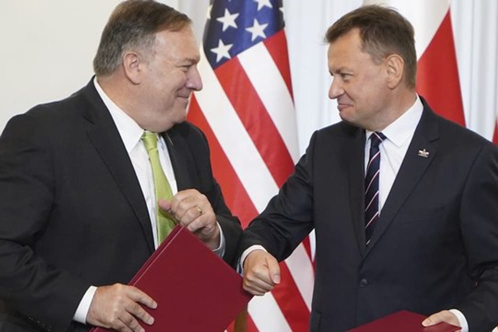 Mariusz Blaszczak (r), Verteidigungsminister von Polen, und Mike Pompeo, Außenminister der USA, nach der Unterzeichnung des Vertrags über die Stationierung von weiteren 1000 US-Soldaten in Polen.