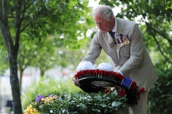 Prinz Charles legt anlässlich des Tages der Kapitulation Japans im Zweiten Weltkrieg am National Memorial Arboretum einen Kranz nieder.