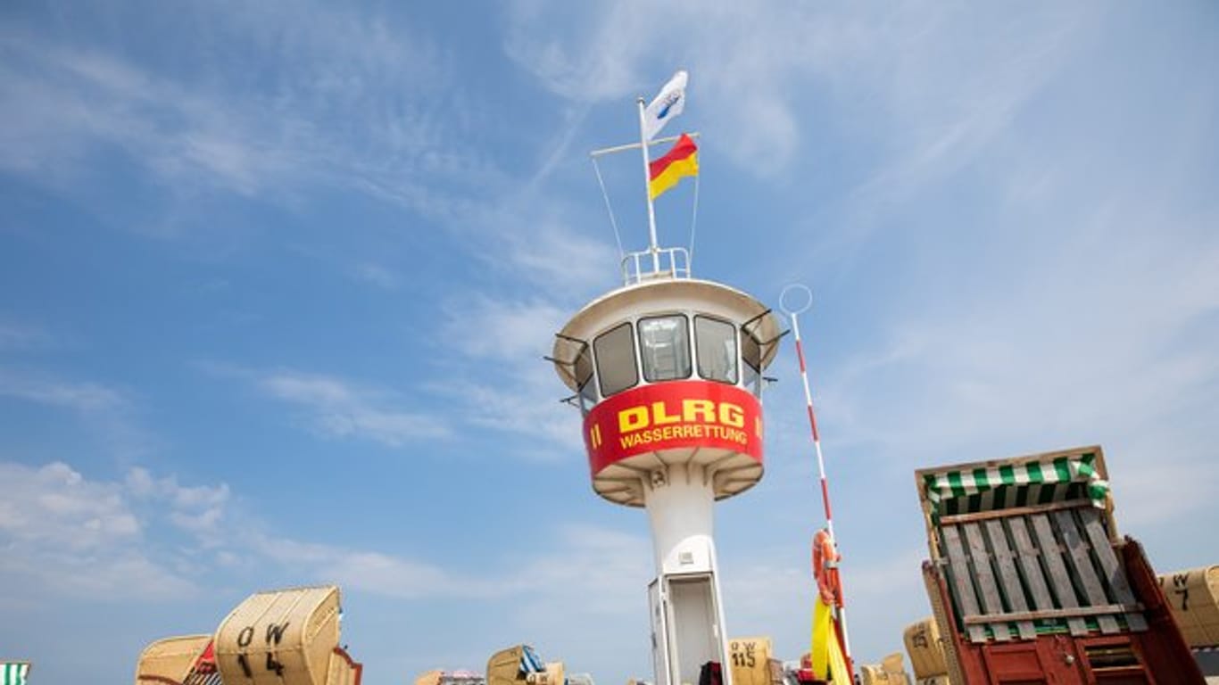 Ein Wachturm der DLRG-Wasserrettung zwischen Strandkörben.