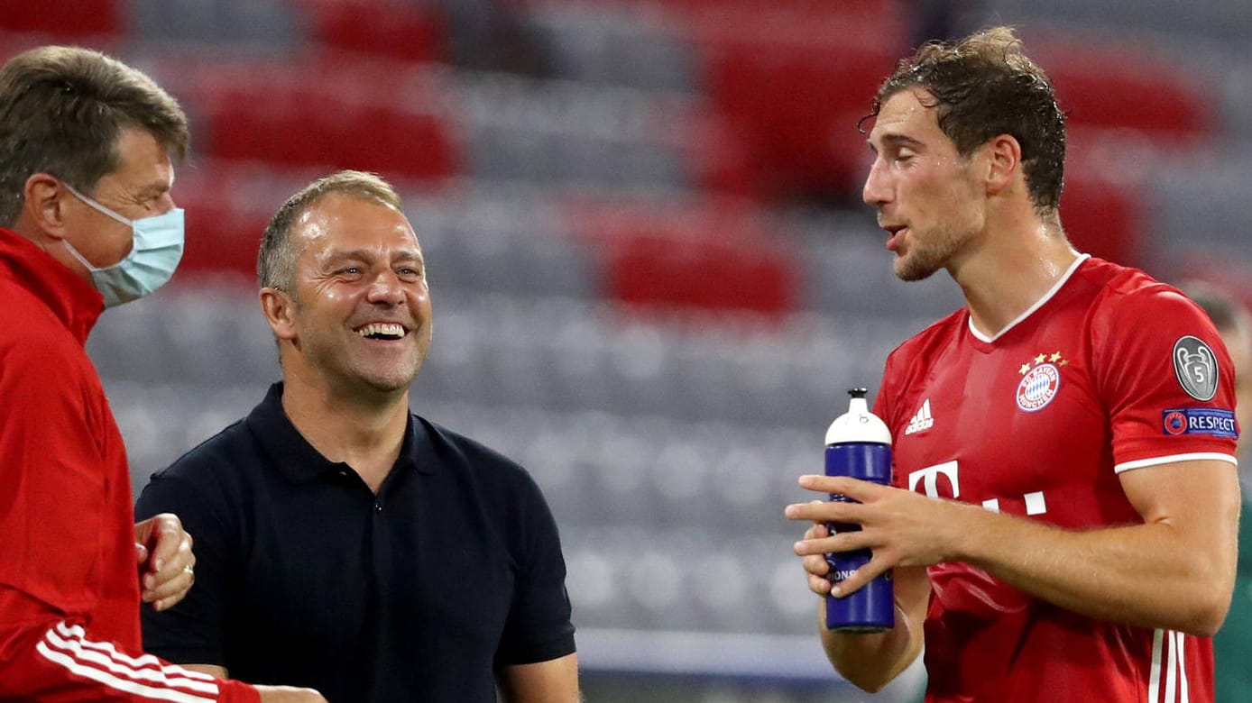 Hansi Flick (Mitte) mit Leon Goretzka (re.): Der Bayern-Trainer gab seinen Spielern die richtige Taktik für das Duell mit Barcelona an die Hand.