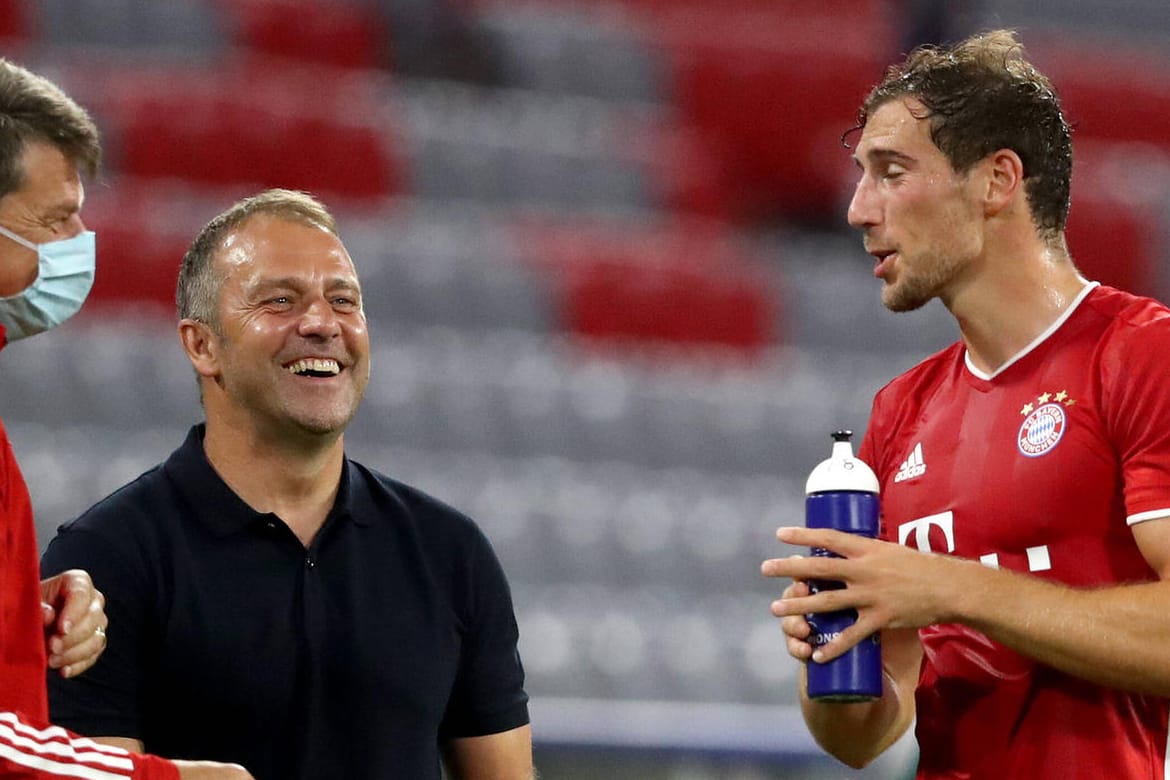 Hansi Flick (Mitte) mit Leon Goretzka (re.): Der Bayern-Trainer gab seinen Spielern die richtige Taktik für das Duell mit Barcelona an die Hand.