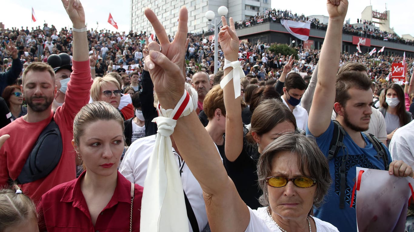 Massenproteste in Belarus: Wie hier in Minsk versammeln sich im gesamten Land tausende Demonstranten auf den Straßen.