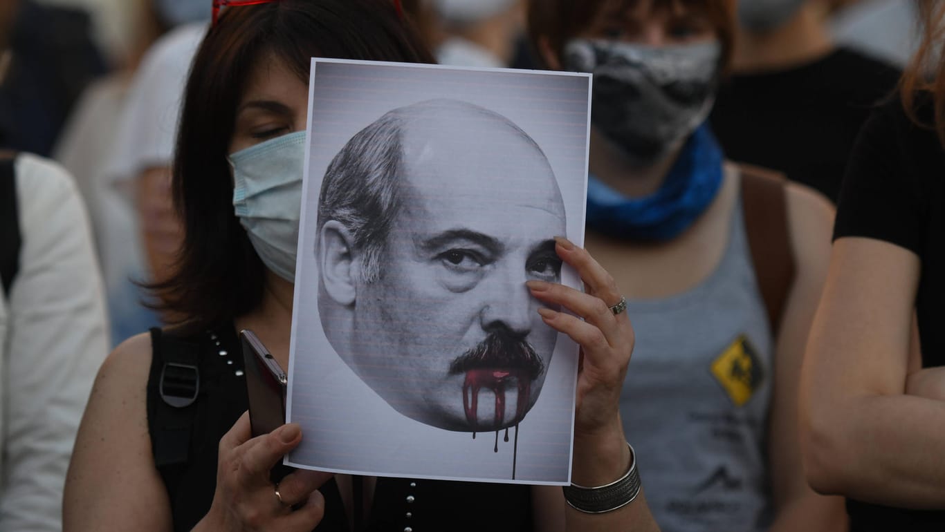 Proteste gegen Lukaschenko: Ein Abbild des Staatschefs zeigt ihn mit Blut am Mund.
