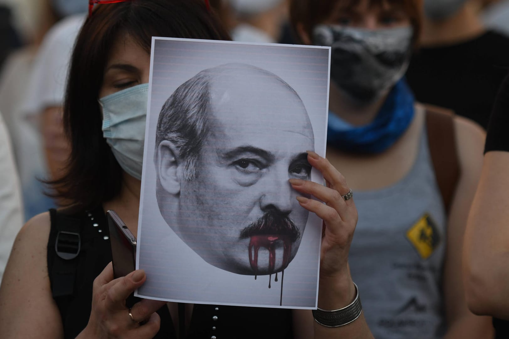 Proteste gegen Lukaschenko: Ein Abbild des Staatschefs zeigt ihn mit Blut am Mund.