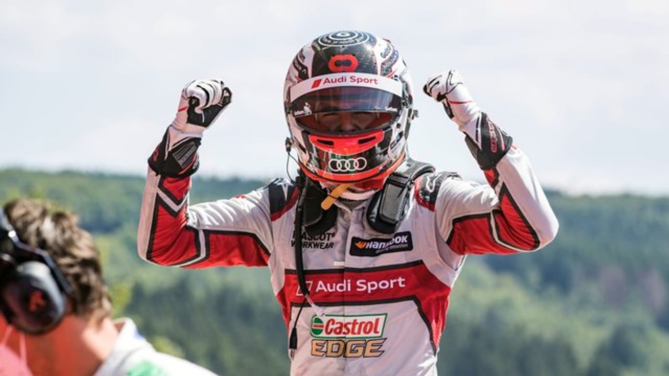 Der Schweizer Nico Müller vom Audi Sport Team freut sich über seinen Sieg auf dem Lausitzring.