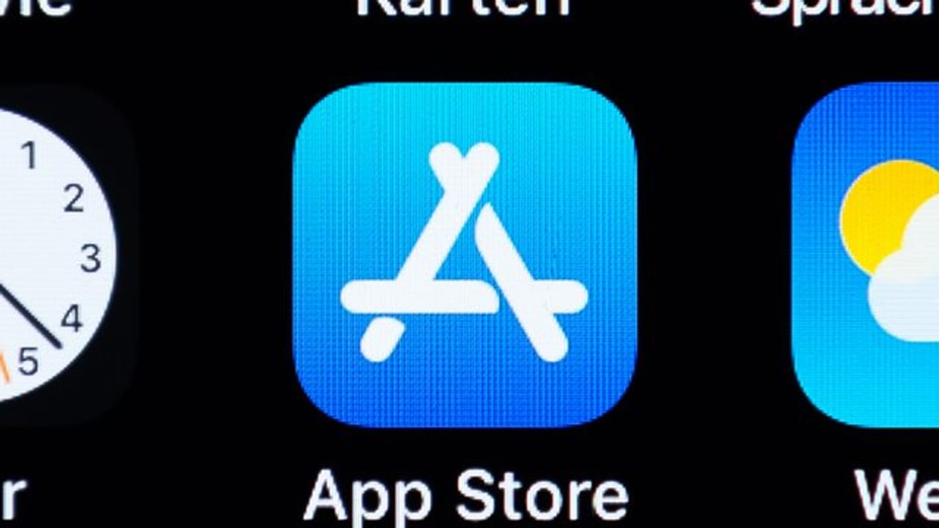 Das Logo des Apple App Store ist auf dem Bildschirm eines iPhones zu sehen.
