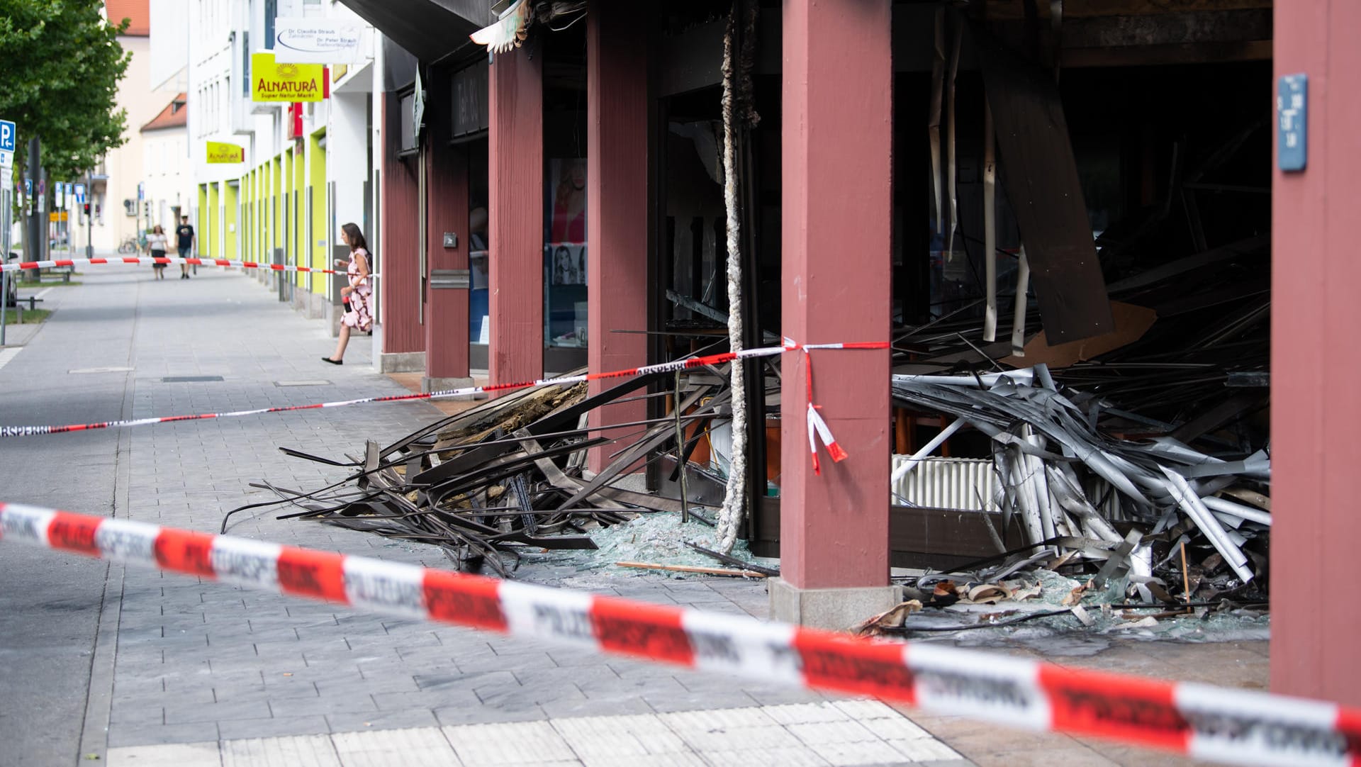 Völlig ausgebrannt: Das Süßwarengeschäft in der Landsberger Straße in München.