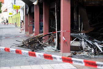 Völlig ausgebrannt: Das Süßwarengeschäft in der Landsberger Straße in München.