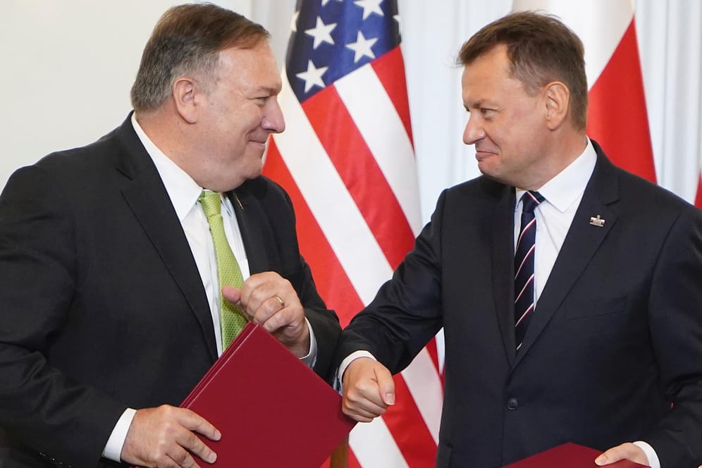 US-Außenminister Pompeo und der polnische Verteidigungsminister Blaszczak: Der Vertrag, mit dem 1.000 zusätzliche US-Soldaten in Polen stationiert werden, wurde in Warschau unterzeichnet.