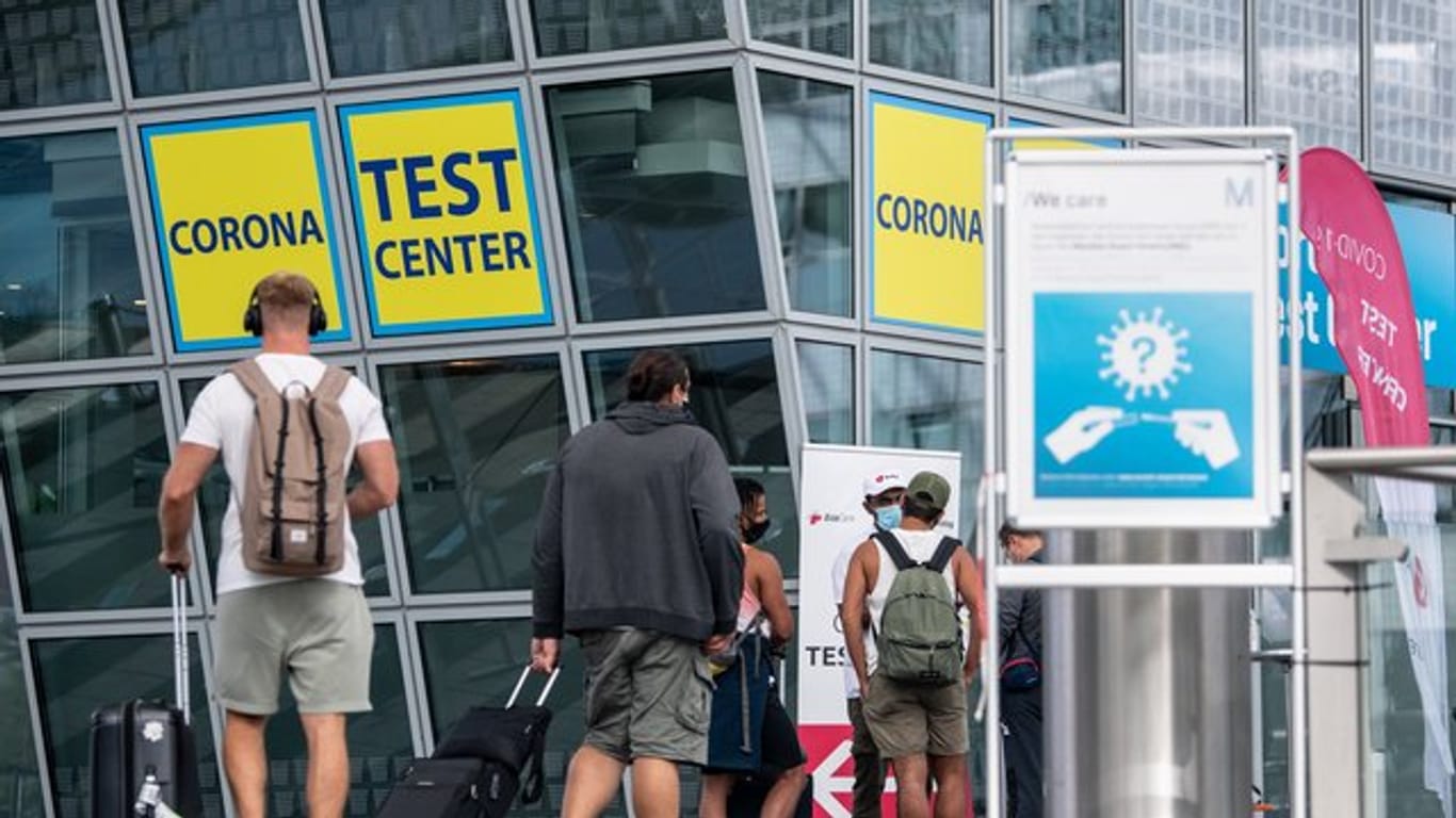 Ankommende Fluggäste gehen zu einem Corona-Testcenter am Flughafen München.
