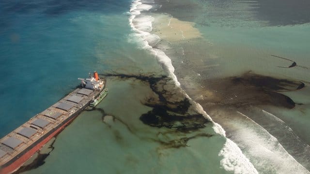 Blick auf den Frachter "Wakashio", der bereits am 25.