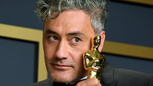 Für "Jojo Rabbit" hat Taika Waititi einen Drehbuch-Oscar gewonnen. Für "Jojo Rabbit" hat Taika Waititi einen Drehbuch-Oscar gewonnen.