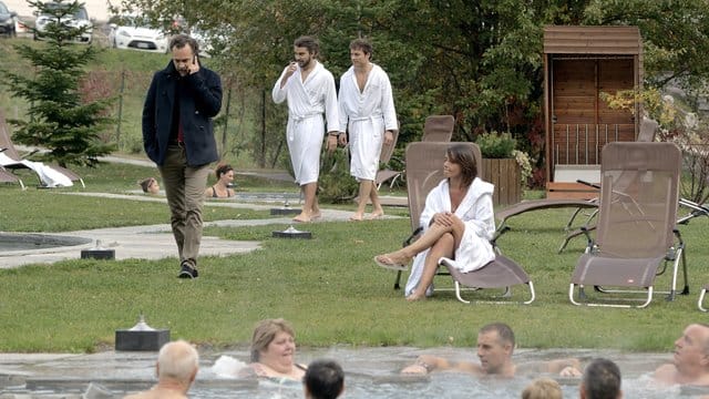 Rocco Schiavone (Marco Giallini) ermittelt unter den Gästen eines Wellness-Hotels. Rocco Schiavone (Marco Giallini) ermittelt unter den Gästen eines Wellness-Hotels.