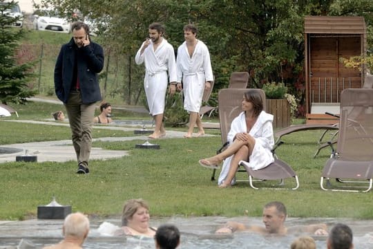Rocco Schiavone (Marco Giallini) ermittelt unter den Gästen eines Wellness-Hotels.