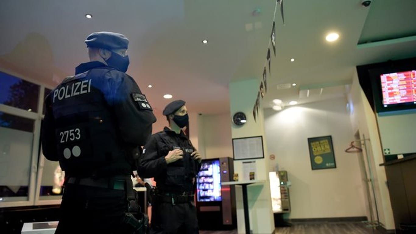 Polizisten stehen während einer Razzia gegen Clankriminalität in einem Wettbüro in Essen.