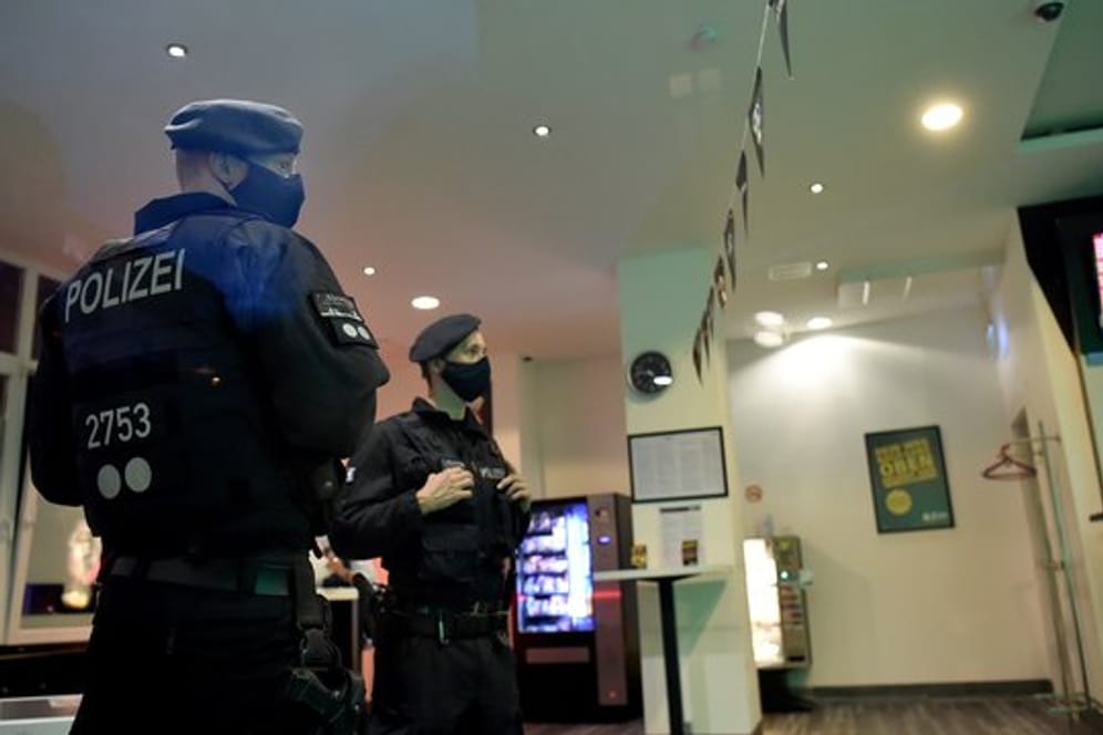 Polizisten stehen während einer Razzia gegen Clankriminalität in einem Wettbüro in Essen.