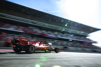 Sebastian Vettel fährt im roten Ferrari an der Tribüne des Circuit de Barcelona-Catalunya vorbei.
