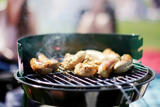 Ein Klassiker der Grillkultur ist die Bratwurst.