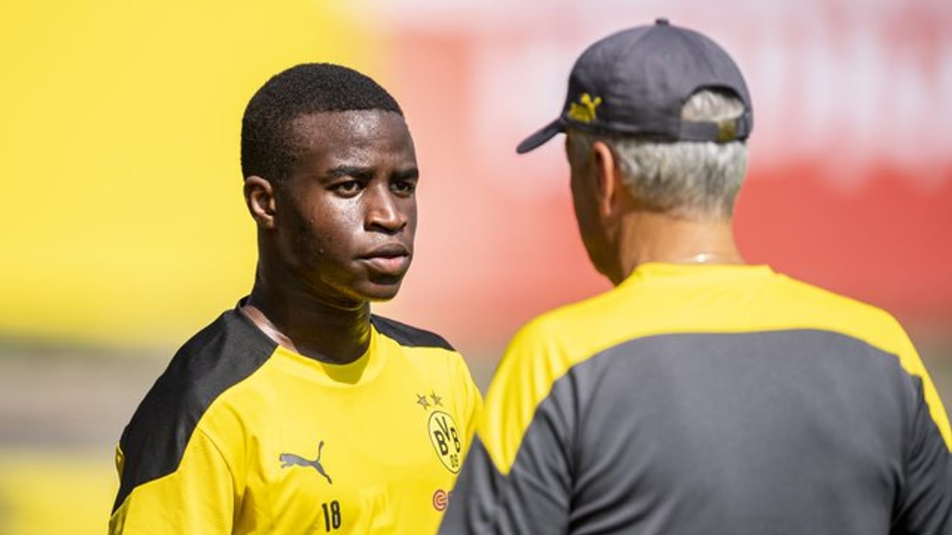 Ausnahmetalent Youssoufa Moukoko im Gespräch mit BVB-Trainer Lucien Favre.