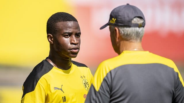 Ausnahmetalent Youssoufa Moukoko im Gespräch mit BVB-Trainer Lucien Favre. Ausnahmetalent Youssoufa Moukoko im Gespräch mit BVB-Trainer Lucien Favre.