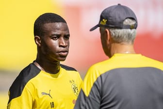 Ausnahmetalent Youssoufa Moukoko im Gespräch mit BVB-Trainer Lucien Favre.