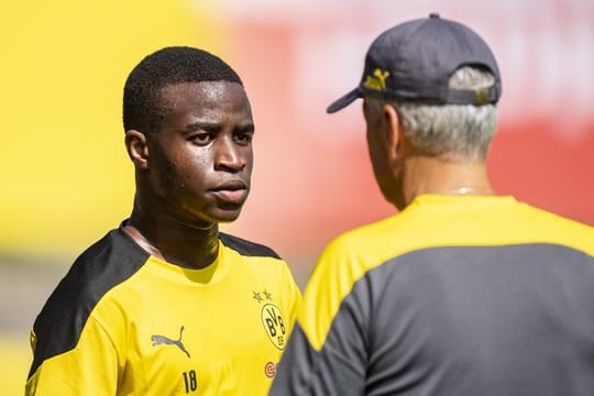 Ausnahmetalent Youssoufa Moukoko im Gespräch mit BVB-Trainer Lucien Favre.