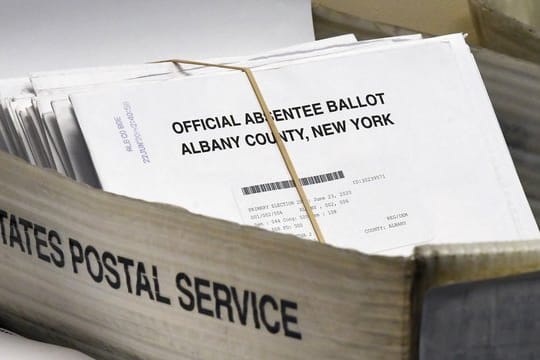Knapp drei Monate vor der US-Präsidentenwahl rückt die Rolle der Post in den Mittelpunkt.